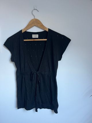 Chaleco punto negro con lazada