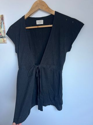 Chaleco punto negro con lazada