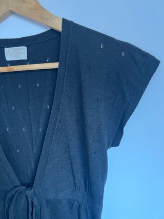 Chaleco punto negro con lazada