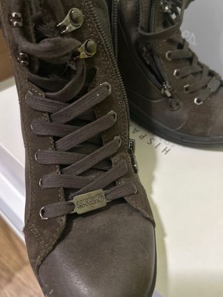 Botas de montaña y caminar marrones