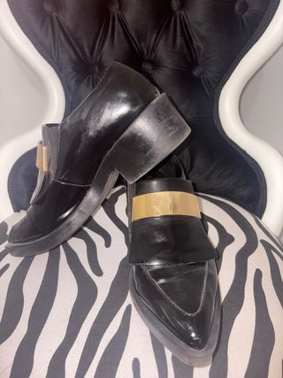 Zapatos Zara Negros con Detalle Dorado