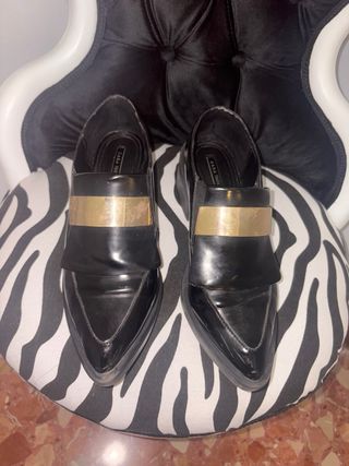 Zapatos Zara Negros con Detalle Dorado