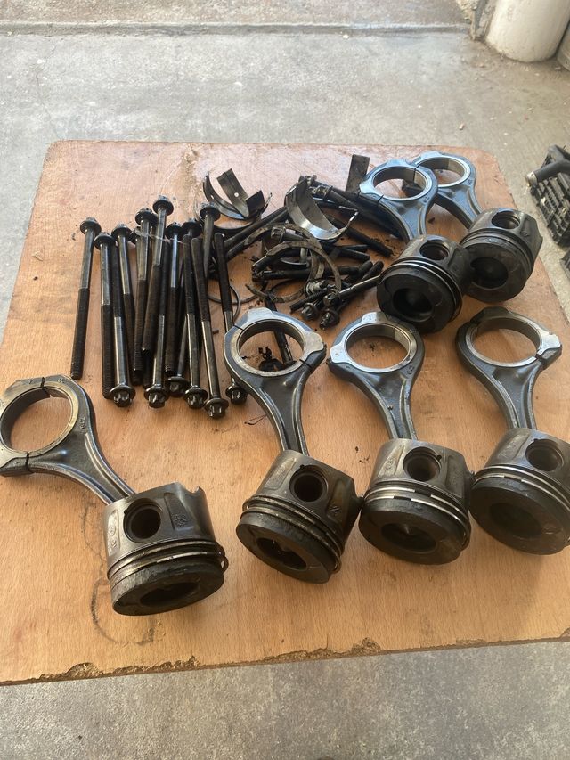 Pistones, bielas, tornillos y bancadas