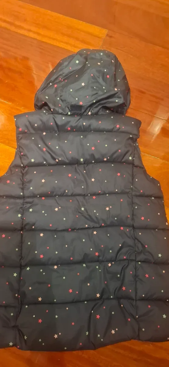 Chaleco niña estrellas azul y rosa.
Talla 11-12