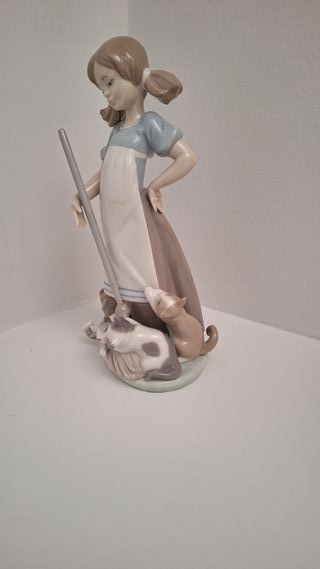 Figura Lladró Niña con escoba y gatos s. XX