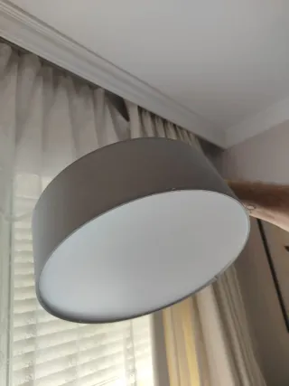 Lámpara de techo gris y blanca