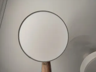 Lámpara de techo gris y blanca
