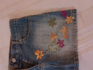 Minigonna jeans con fiori ricamati