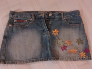 Minigonna jeans con fiori ricamati