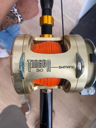 Carrete Shimano Tiagra 50 y caña de pesca.