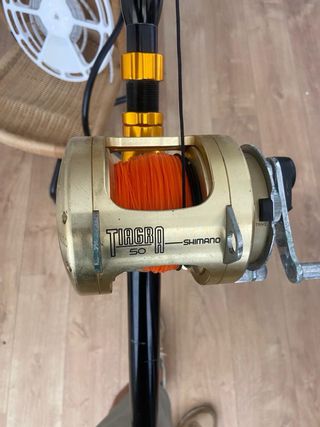 Carrete Shimano Tiagra 50 y caña de pesca.