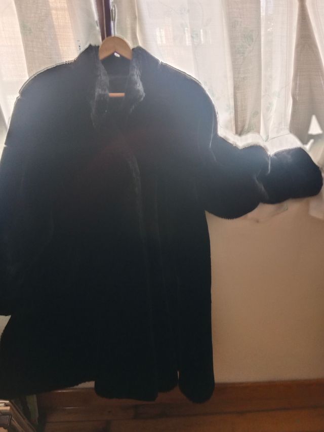 Abrigo negro elegante.