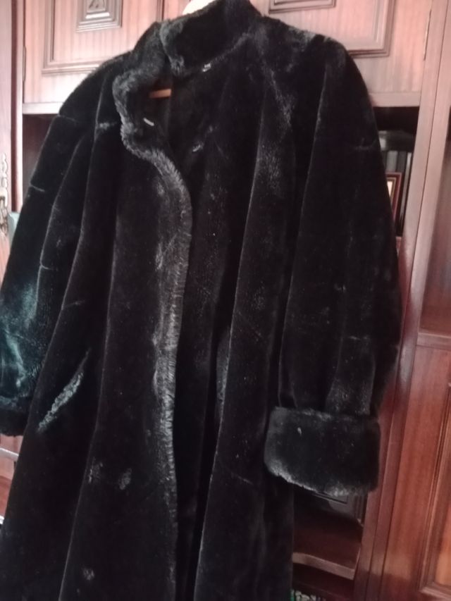 Abrigo negro elegante.