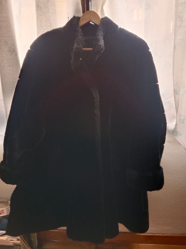 Abrigo negro elegante.