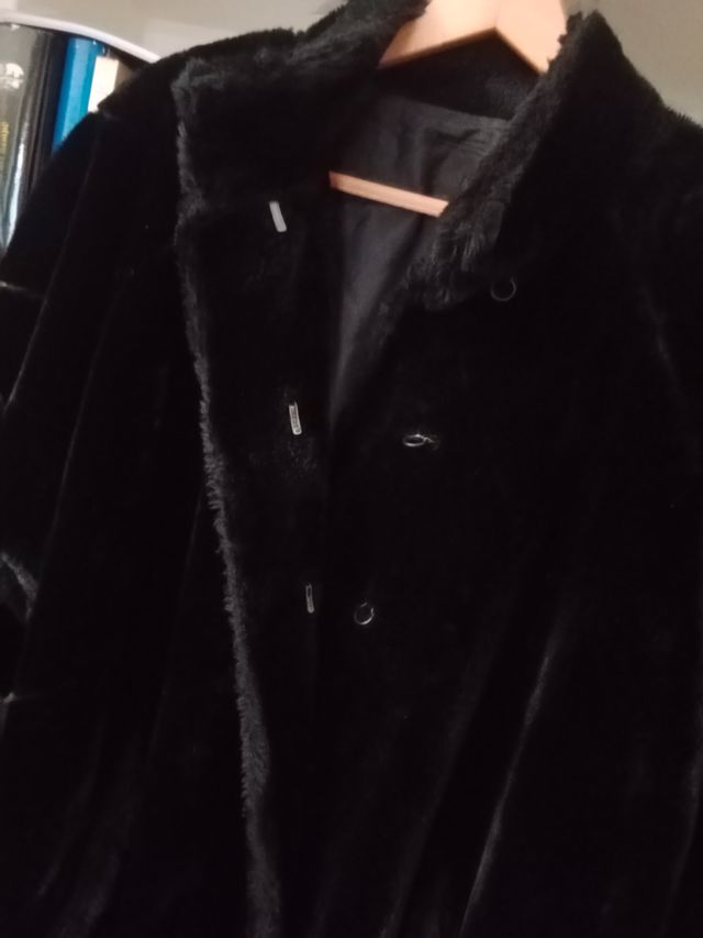 Abrigo negro elegante.