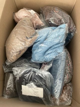 Caja Ropa Nueva y Segunda Mano 
Hombre y mujer .
