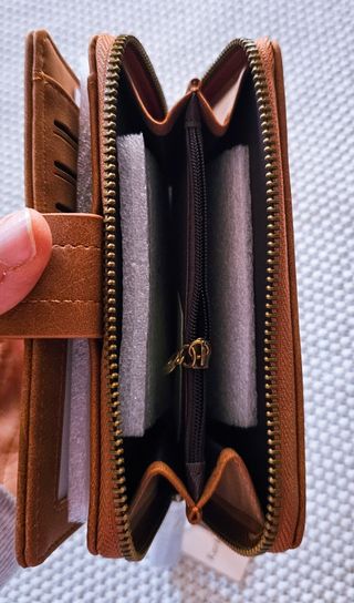 Carteras de mujer con diseño grabado