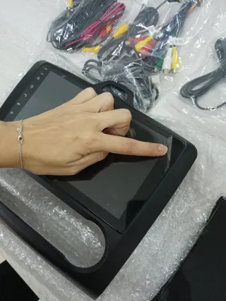 Pantalla coche multimedia con cables