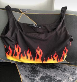 Top Bershka Negro con Llamas Talla M