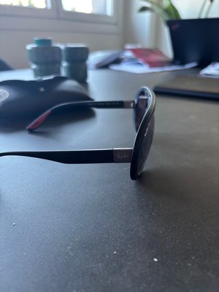 Gafas de sol Ray-Ban negras y rojas Ferrari