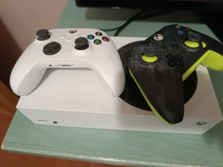 Xbox Series S + 2 Mandos