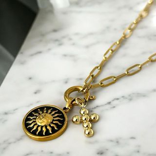 Cadena con colgante de sol y cruz. 