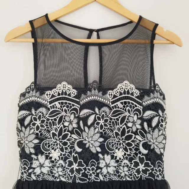 Vestido negro y blanco con encaje y tul