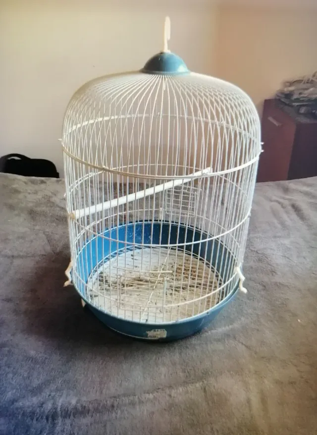 Jaula para pájaros plateada y negra cada una en 20