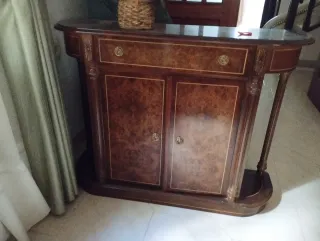 Recibidor nueble de madera.
