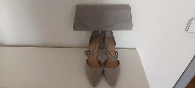 Conjunto cartera y zapatos plata, talla 39