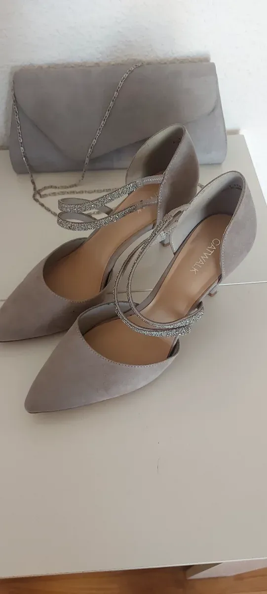 Conjunto cartera y zapatos plata, talla 39