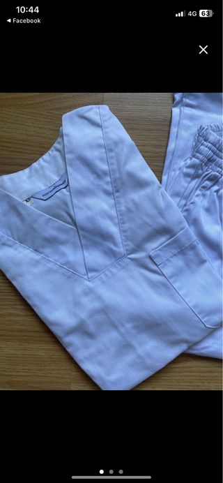 Dos uniformes blancos

