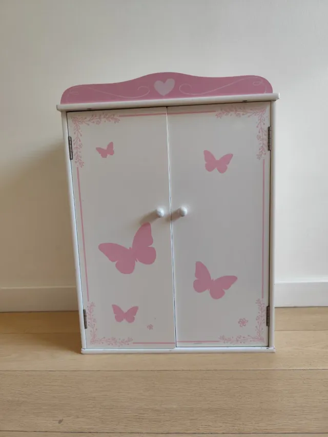 Armario de muñecas rosa y blanco