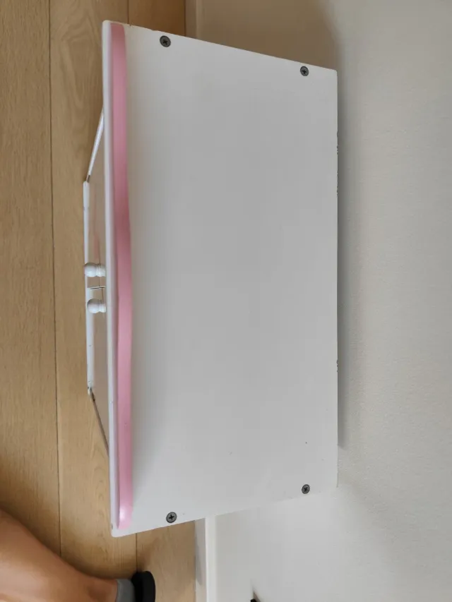 Armario de muñecas rosa y blanco