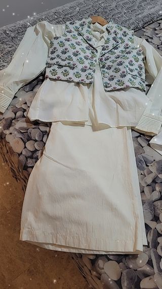 Conjunto zaraguel 
Camisa talla 31
Chaleco 12 años