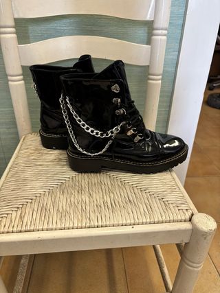 Botas charol negras con cadena