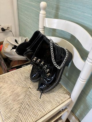 Botas charol negras con cadena