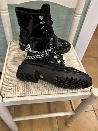 Botas charol negras con cadena