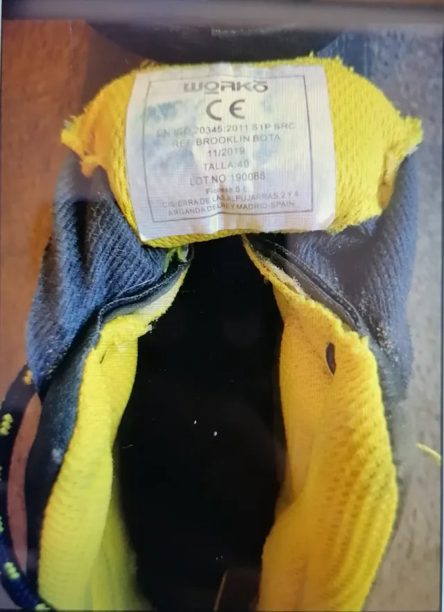 Botas de seguridad negras y amarillas 15 cada una.