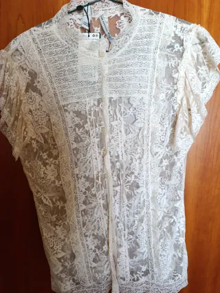 Blusa de encaje con volantes