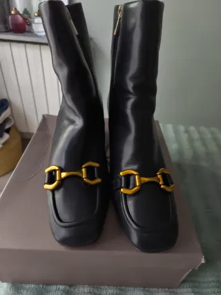 Botines negros Corina con hebilla dorada