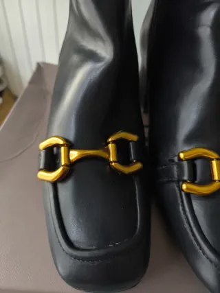 Botines negros Corina con hebilla dorada