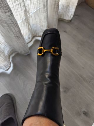 Botines negros Corina con hebilla dorada