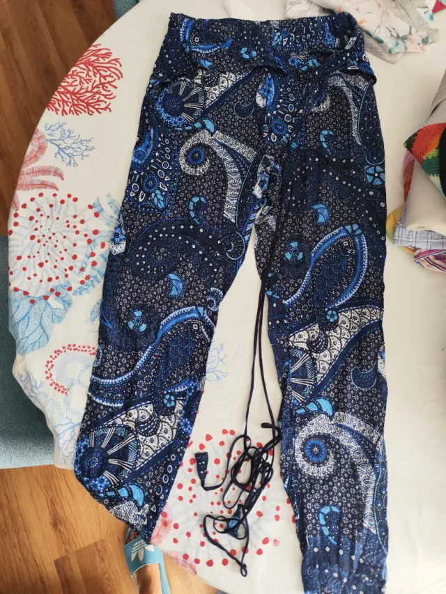 Pantalón ancho Oysho fajín estampado