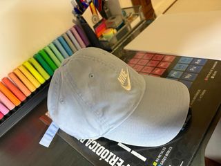 Gorra Nike de tela azul y blanca