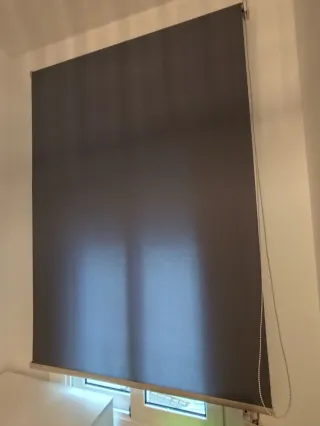 Estor enrollable gris-azulado