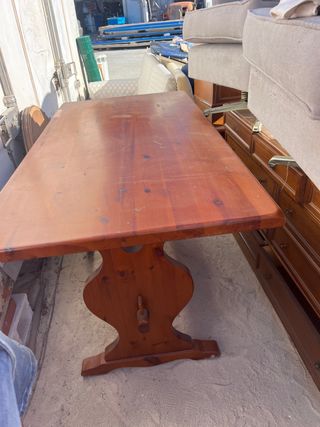 Mesa de comedor de madera rústica