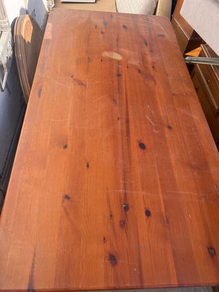 Mesa de comedor de madera rústica