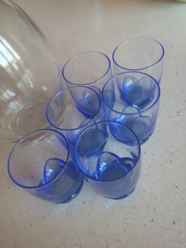 Set di bottiglia di liquore e 6 bicchieri in cristallo blu