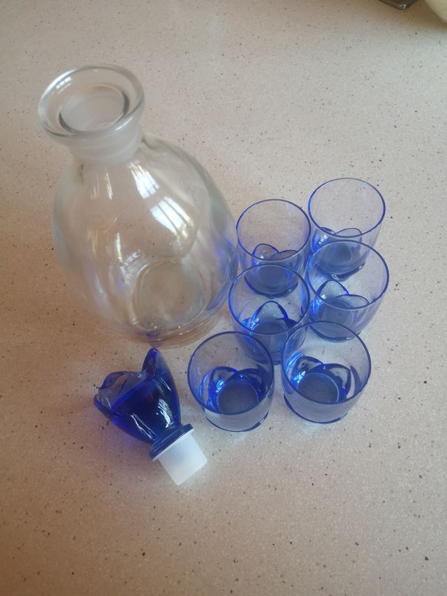 Set di bottiglia di liquore e 6 bicchieri in cristallo blu